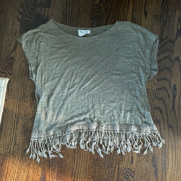 Olive green light airy tee with fringed ends - Picture 2 of 2